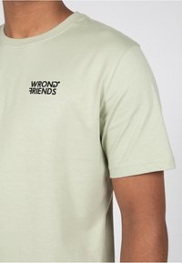 Wrong Friends MALDIVES  - Triko s potiskem - light green