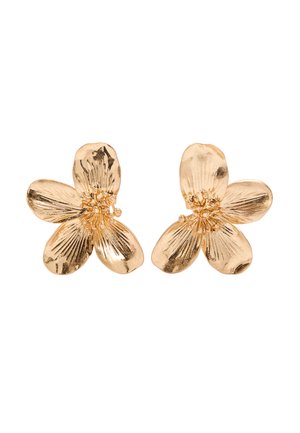 Kolczyki z metalu w złotym odcieniu, ukształtowane na wzór szczegółowych pięciopłatkowych kwiatów z teksturowanymi płatkami i małymi koralikowymi środkami, przedstawione na białym tle.