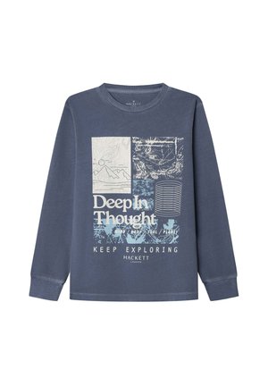 Blå langærmet skjorte med grafisk tekst "Deep In Thought" og abstrakte kort- og bjergdesigns, samt "Keep Exploring" og "Hackett London."