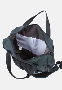 Donkergroene tas met een ritssluiting, met een grijze voering, een gesplitst vak en zwarte stoffen handvatten en accenten.