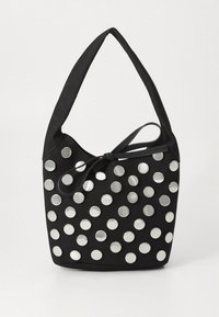 Črna tkaninska torbica za ramo z okroglim oblikovanjem, okrašena s srebrnimi okroglimi žeblji v vzorcu. Vključen je detajl metuljčka na naramnem traku.