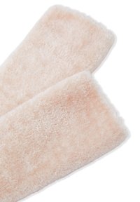 Tela de felpa rosa claro con una textura suave y esponjosa. Dos piezas rectangulares superpuestas con bordes redondeados. Sin patrones ni herrajes visibles.