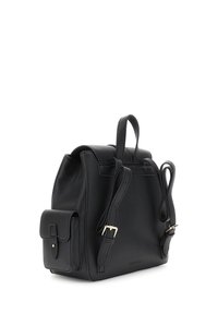 Musta nahkareppu, jossa on säädettävät olkahihnat, etutasku kannella ja yläkahva, valkoista taustaa vasten.