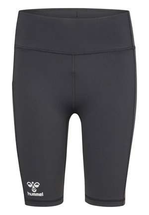 Zwarte sportshorts tot de knie van rekbaar materiaal, met een gladde textuur en een wit logo aan de onderkant aan de linkerkant.