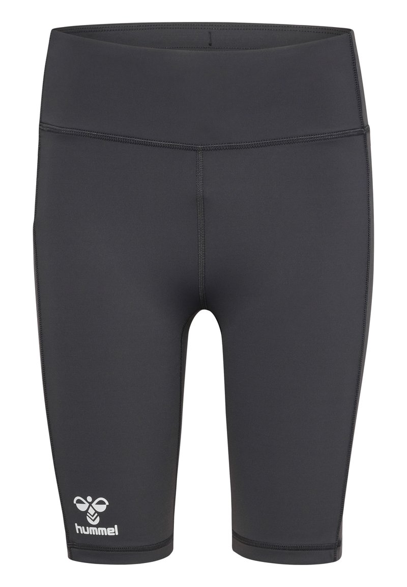 Svart knälånga träningsshorts gjorda av stretchigt material, med en slät yta och en vit logotyp på nedre vänstra sidan.