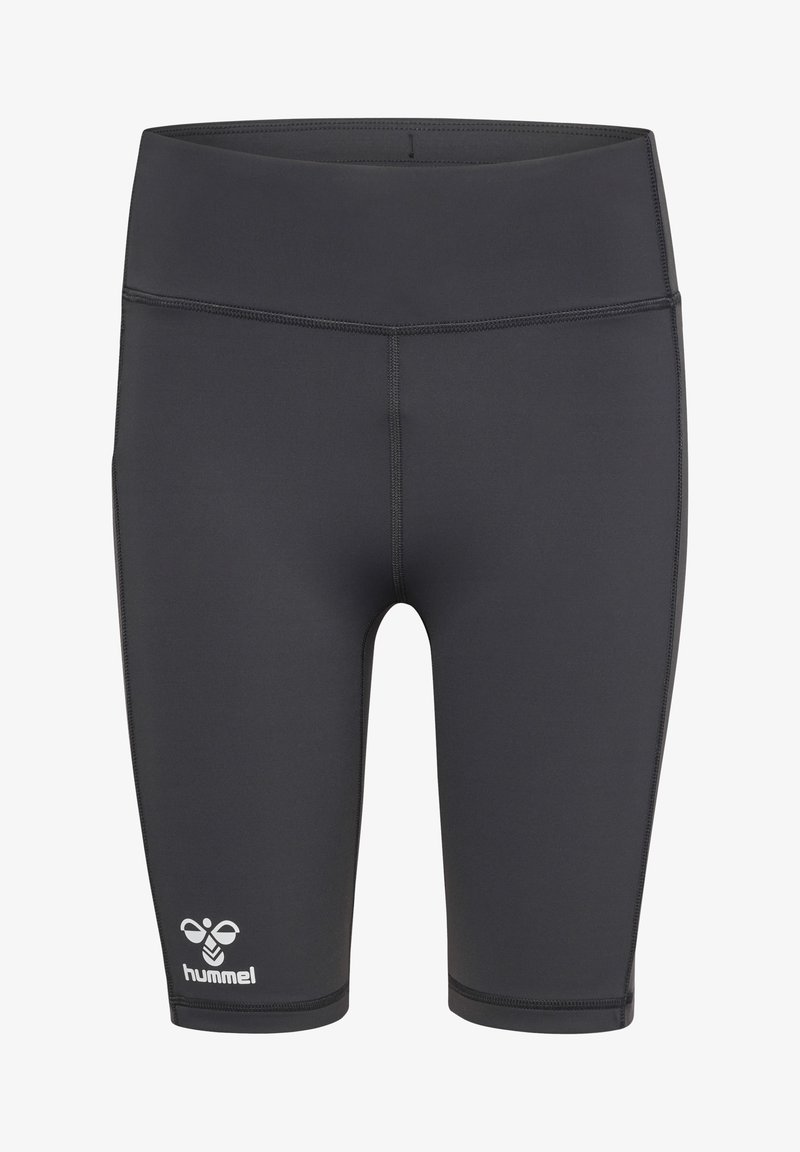 Svart knälånga träningsshorts gjorda av stretchigt material, med en slät yta och en vit logotyp på nedre vänstra sidan.