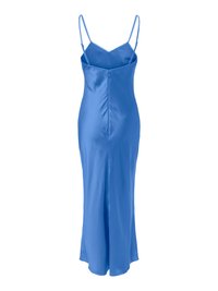 Robe nuisette en satin bleu avec bretelles fines réglables, encolure en V et silhouette ajustée jusqu'à mi-mollet.