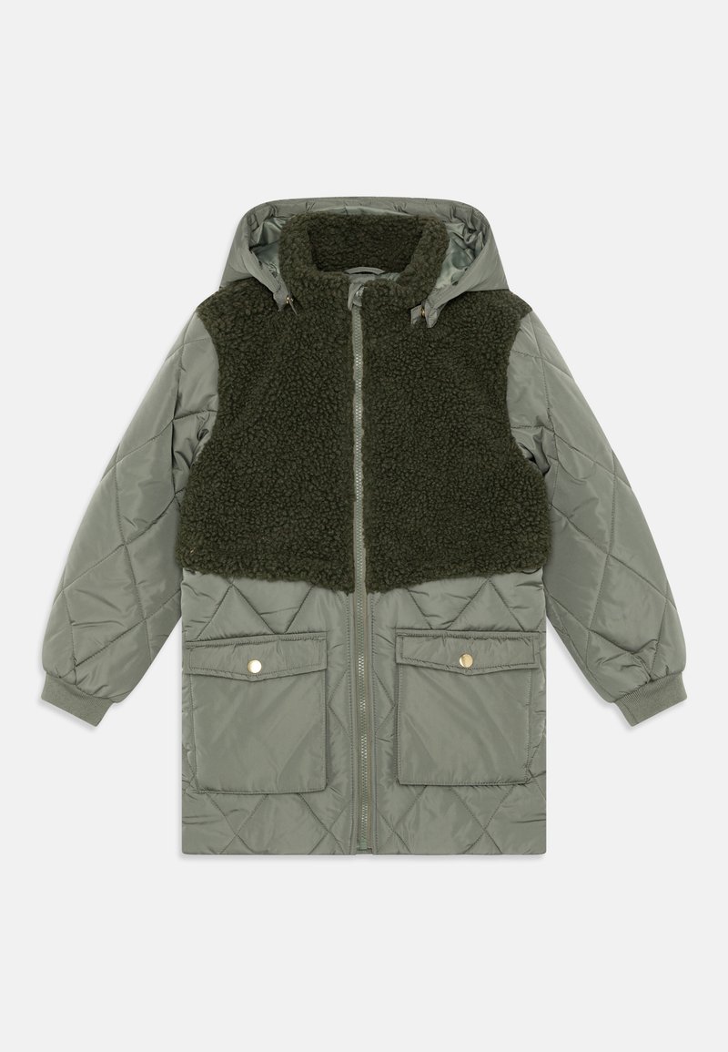 Kvalitetna zeleni jakna s kvadratičastim vzorcem in mehkim, temno zelenim umetnim krznom na prsih, kapuco, dvema sprednjima žepoma in zlatimi pritisnimi gumbi.