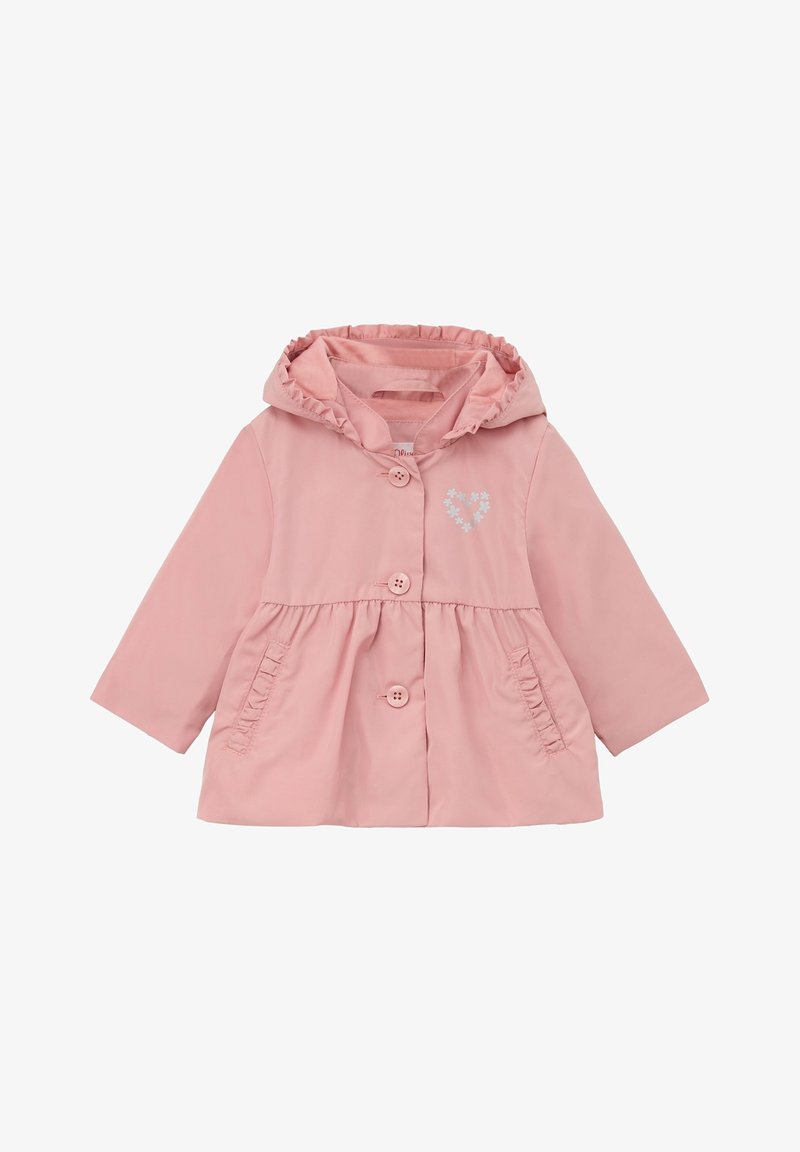 Chaqueta con capucha rosa hecha de tela suave, que presenta una capucha con volantes, botones frontales y un detalle bordado de corazón floral.