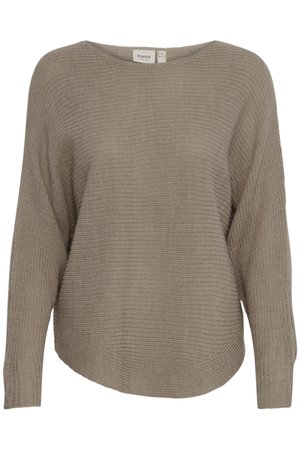 Nærbillede af en hånd, der hviler ved siden af en beige strikket sweaterærme og hvide bukser mod en ensfarvet baggrund.