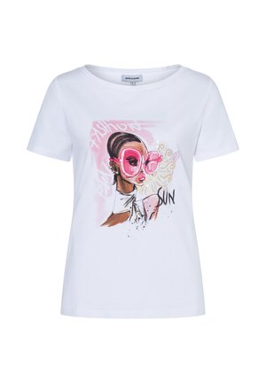 Weißes T-Shirt mit Grafik einer Frau, die große pinke Sonnenbrille, ein weißes Oberteil trägt und stilisierten Text "SUN" sowie abstrakten pinken Hintergrund.