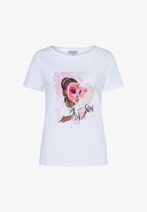 Weißes T-Shirt mit Grafik einer Frau, die große pinke Sonnenbrille, ein weißes Oberteil trägt und stilisierten Text "SUN" sowie abstrakten pinken Hintergrund.