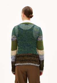 Strickpullover mit mehrfarbigen Streifen in Grün, Blau, Braun und Creme. Offenes Strickdesign mit rundem Kragen und langen Ärmeln.