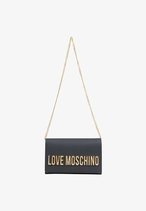 Borsa a pochette nera con tracolla a catena dorata e logo testurizzato "LOVE MOSCHINO" in lettere dorate luccicanti sulla parte anteriore.