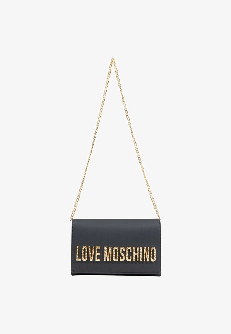Borsa a pochette nera con tracolla a catena dorata e logo testurizzato "LOVE MOSCHINO" in lettere dorate luccicanti sulla parte anteriore.