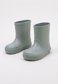 Botas de goma grises con un exterior suave, punta redondeada y caña corta. Cuenta con una suela texturizada para mayor agarre y un forro interior suave.