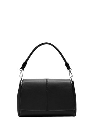 Czarna skórzana torebka z górną klapą, pojedynczym zakrzywionym uchwytem i srebrnymi metalowymi zapięciami na białym tle.