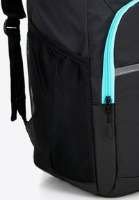 Czarny plecak z teksturowanym czarnym siatkowym bocznym kieszeniem, turkusowym zamkiem i szarymi akcentami w designie. Cechuje się smukłym, nowoczesnym kształtem.