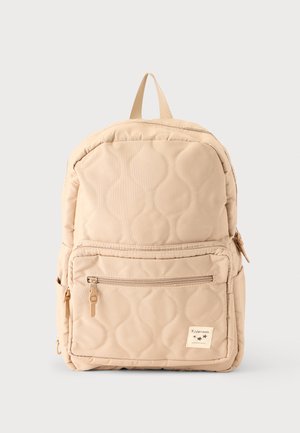 Beige quiltet rygsæk med front lynlåslomme, sidelommer og topgreb, med en lille Kidzroom-label på den nederste frontlomme.