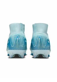 Scarpini da calcio azzurri chiari con design alto, parte superiore testurizzata e un motivo sfumato blu. Presentano suole moldate per una migliore trazione.