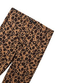 Leggings con stampa leopardata marroni, realizzati in un tessuto elastico, con vita elasticizzata e un motivo di macchie marroni scure su uno sfondo marrone chiaro.