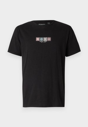Camiseta de algodón negra con un gráfico frontal de cuatro patrones geométricos coloridos y el texto "BRAVE SOUL EST. 1972" en el centro.