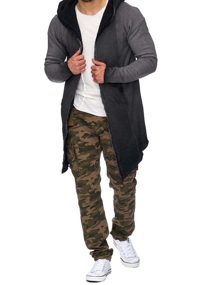 Langgrijze jas met een capuchon over een wit T-shirt, gecombineerd met camouflage cargo pants en witte sneakers. Glad materiaal, relaxte pasvorm.