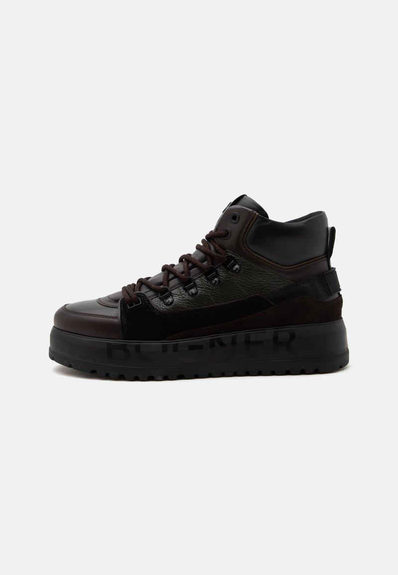 Baskets montantes en cuir noir et suède avec semelle épaisse et lacets brun foncé, vue de profil sur fond clair uni.