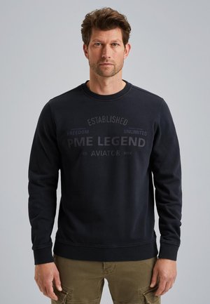 Zwarte sweatshirt met ronde hals en een gestructureerde druk, met de tekst "PME Legend" prominent op de voorkant. Gemaakt van zachte, comfortabele stof.