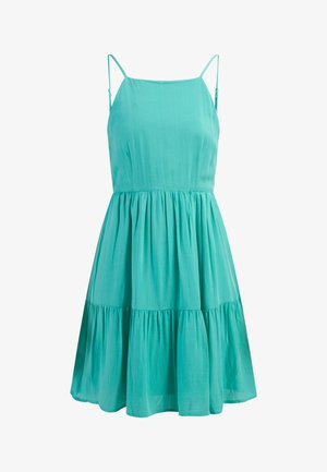 Turkusowa sukienka na ramiączkach z dopasowanym górnym częścią i marszczonym, warstwowym dołem. Wykonana z miękkiego materiału, charakteryzuje się gładką fakturą.