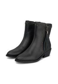 Botas de cuero negro hasta el tobillo con punta afilada, detalles de tachuelas, cremallera lateral y un adorno de borlas en la parte trasera. Tacón bajo y apilado.