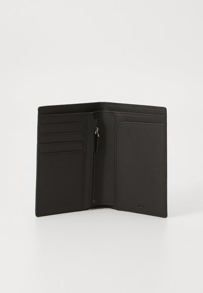 Portofel negru cu o textură netedă, având multiple sloturi pentru carduri, un compartiment cu fermoar și un design simplu, pliat.
