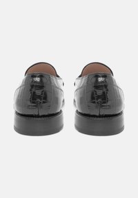 Schwarze Lacklederschuhe mit einem Krokodilmuster, runder Spitze und glatter Textur. Mit niedrigem Absatz und einfacher schwarzer Sohle.
