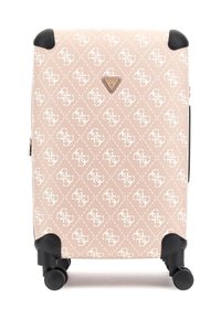 Vaaleanpunainen kova matkalaukku, jossa on toistuva valkoinen logo-kuvio ja tikattu muotoilu. Mukana neljä mustaa pyörää ja logo-yleisakseli.