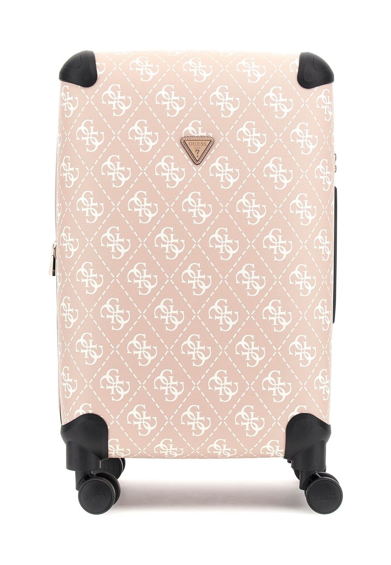 Vaaleanpunainen kova matkalaukku, jossa on toistuva valkoinen logo-kuvio ja tikattu muotoilu. Mukana neljä mustaa pyörää ja logo-yleisakseli.