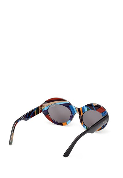 Bunte Sonnenbrillen mit runden Fassungen, die ein geometrisches Muster in Blau, Orange und Schwarz aufweisen. Dunkle Gläser und elegante schwarze Bügel.