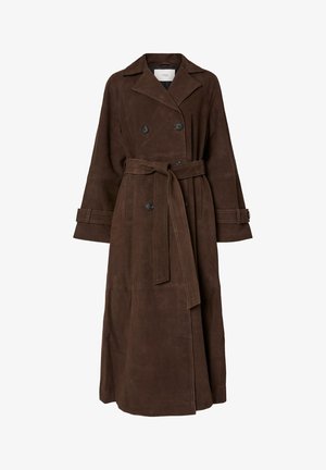 Barna velúr ballonkabát duplagombolásos elülső résszel, nagy gallérral, derékrészen övvel és oldalzsebekkel; hosszú ujjak mandzsetta részletekkel.