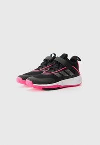 Scarpe sportive nere con accenti rosa, tomaia in rete, suola in gomma e chiusura a strap. Presentano un design slanciato e motivi testurizzati.
