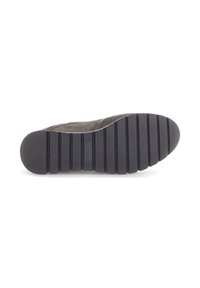 Schoenen met rubberen zool, voorzien van een gestructureerde zwarte buitenzool met horizontale groeven, een zachte bovenzijde in donkerbruin, en minimalistische designdetails.
