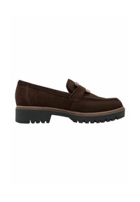 Mocassin en daim marron foncé avec semelle crantée noire épaisse et détail de bride décoratif sur fond blanc.