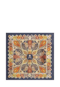 Pañuelo de seda con un patrón de paisley en naranja, amarillo y azul oscuro, con un motivo central de calavera, enmarcado por acentos florales.