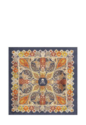 Pañuelo de seda con un patrón de paisley en naranja, amarillo y azul oscuro, con un motivo central de calavera, enmarcado por acentos florales.
