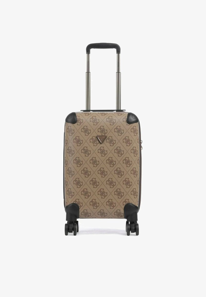 Maleta dura beige con patrón de monograma marrón oscuro, cuatro ruedas giratorias, protectores de esquina negros y un asa telescópica extendida.