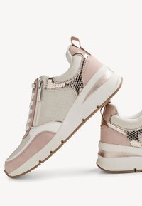 Chaussures au design arrondi en cuir rose, avec des accents métalliques, des panneaux texturés et une fermeture éclair sur le côté pour un enfilage facile.