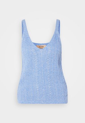 Hele sinine kudum tank tops, millel on laiad õlavarre rihmad, sügav V-kaelus ja tekstuuriline muster. Kangas näeb välja pehme ja hingav.