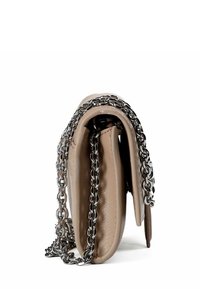 Borsa a tracolla in pelle beige con design pieghevole, tracolla a catena argento e superficie testurizzata. Tre scomparti visibili sul lato.