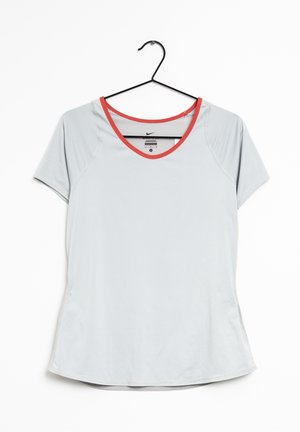 Ljusblå kortärmad t-shirt med röd rund halsringning, tillverkad av andningsbart tyg, med rundad fåll och kontrasterande sömmar.