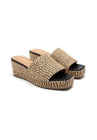 Sandali a zeppa intrecciati con tomaia beige naturale, suola nera e design con punta aperta, caratterizzati da un motivo testurizzato su tutta la superficie.