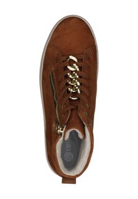 Zapatillas de ante marrón de caña alta con ojales dorados, parte delantera con cordones, cremallera lateral y un suave forro interior. Suela de goma plana.