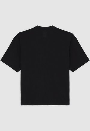 Zwarte katoenen t-shirt met korte mouwen, ronde hals en een standaard pasvorm. Gladde textuur zonder extra patronen of versieringen.